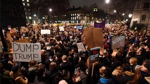 UK protests against Donald Trump's immigration ban - ảnh 2